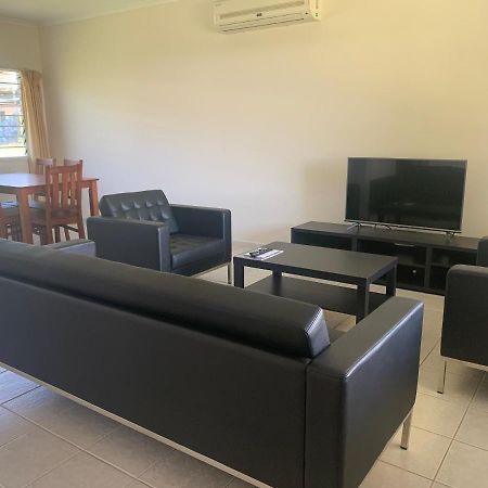 Crossroads Hotel Lae Omili Esterno foto